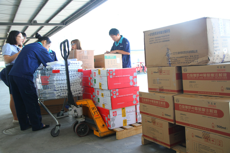 4等待裝車的醫療物資.jpg