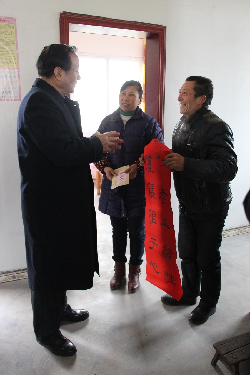 王正榮為結對幫扶戶送上春聯和慰問品.JPG