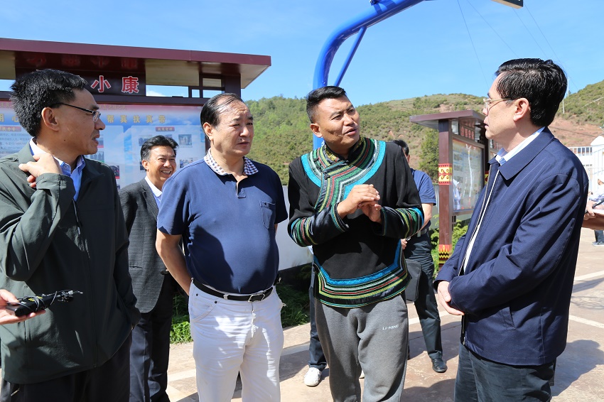 1 在昭覺縣火普村，村第一書記向何維副主席（右1）、王正榮主委（右3）介紹情況（劉倫武攝）.jpg