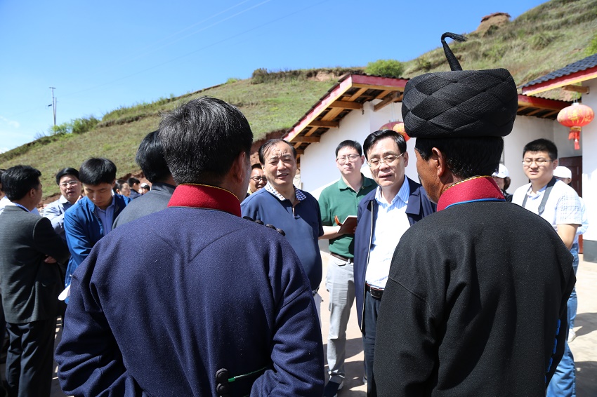 1-2 調研組向火普村村民了解健康扶貧情況（劉倫武攝）.jpg