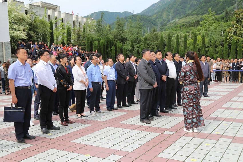 3 調研組在漩口中學地震遺址參加祭奠活動（劉倫武攝）.jpg
