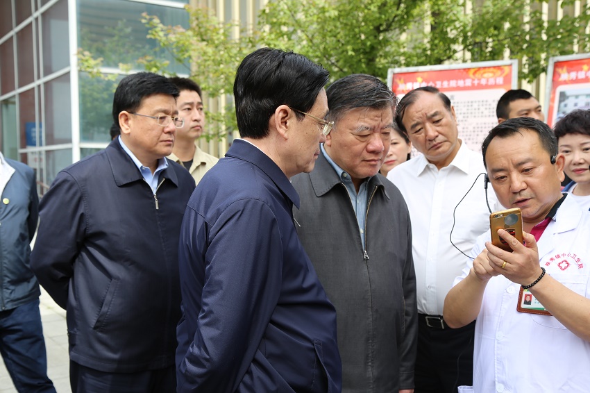 4 調研組在映秀鎮(zhèn)中心衛(wèi)生院調研（劉倫武攝）.jpg