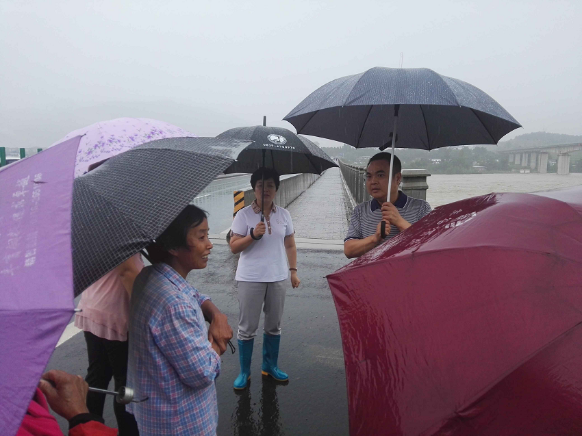 02 吳桂華（中）在昭化古城抗洪一線安撫受災群眾.png