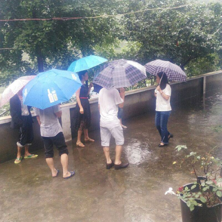 05 朝天支部副主委、朝天鎮副鎮長石英（右1）深入村民家中了解受災情況，宣傳雨季家庭用電、出行等安全知識和應急知識。.png