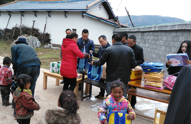 04 陳勇（中）到爾賽鄉依達村幼兒園進行愛心捐贈.png