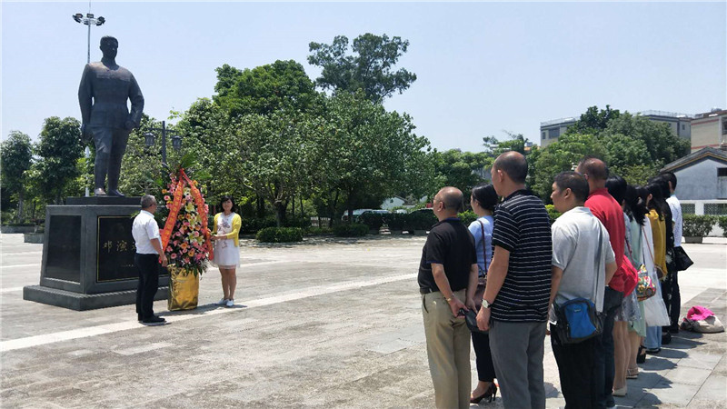 12日上午，向鄧演達塑像敬獻花籃.jpg