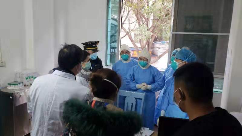 13：賈曉東（左三）開展新型冠狀病毒防控監督檢查.jpg