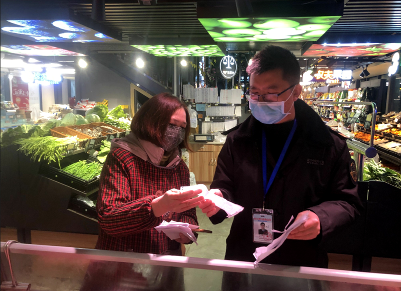 遂寧農工黨員王濤（圖右）：做好市場監管人 努力打贏疫情阻擊戰.png