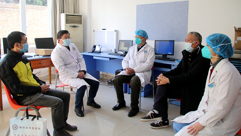 沈其霖（左二）在綿陽市傳染病醫(yī)院會診.jpg