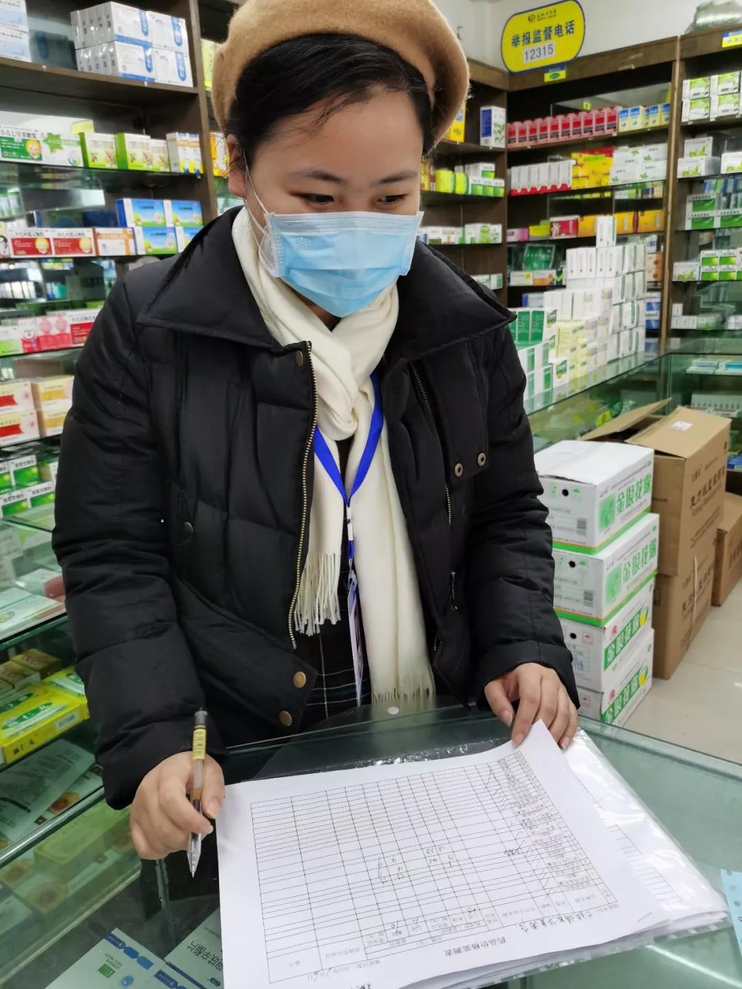 唐京京到藥店巡查防疫重點藥品和消毒防護用品的銷售和價格執行情況.jpg