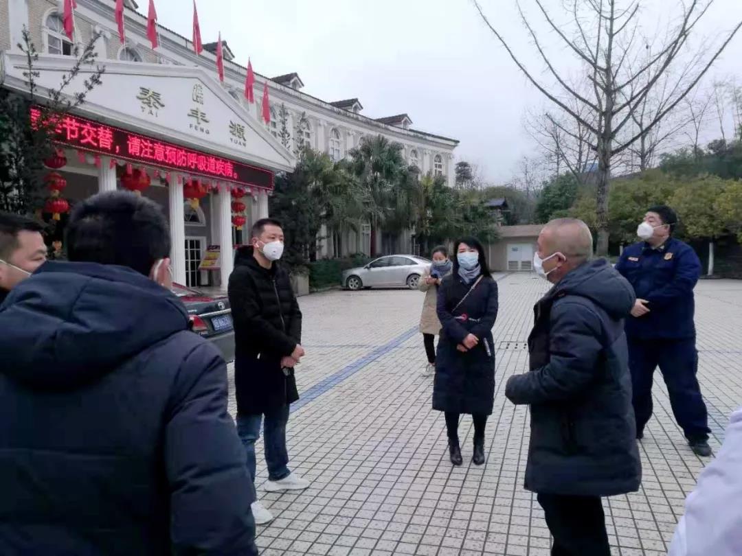 支部主委游曉菊(右三)到旅游企業巡查疫情防控工作.jpg
