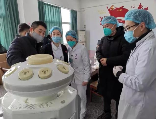 裴寧（右一）進行傳染隔離病區消毒機器人使用前培訓.jpg