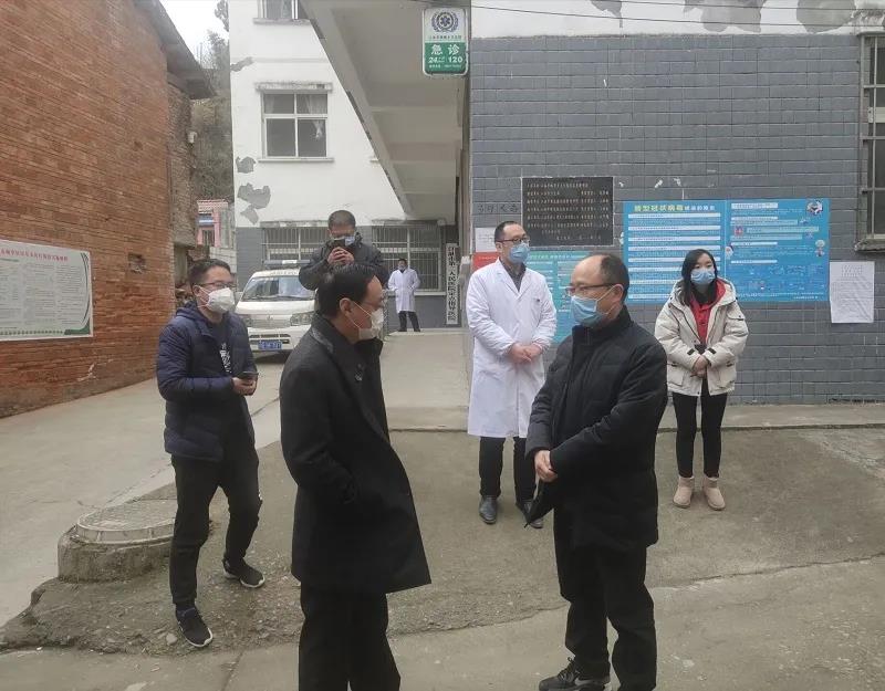 謝林川（右2）深入醫療機構指導督促疫情防控工作.jpg