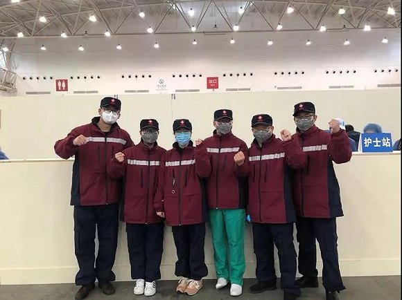 程曉偉和醫(yī)療隊員們.jpg