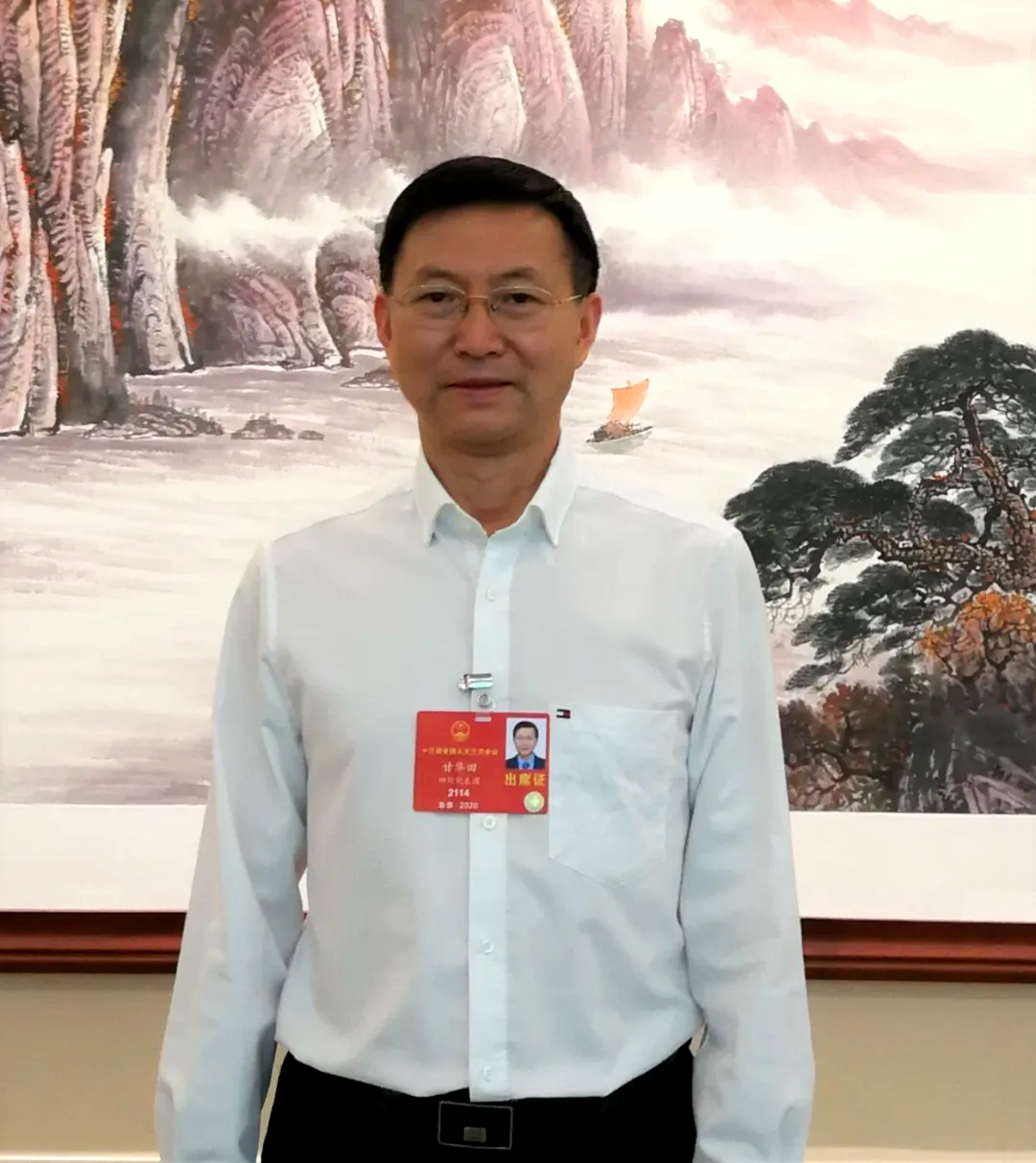 甘華田主委 全國兩會(huì)全身照 配證.jpg