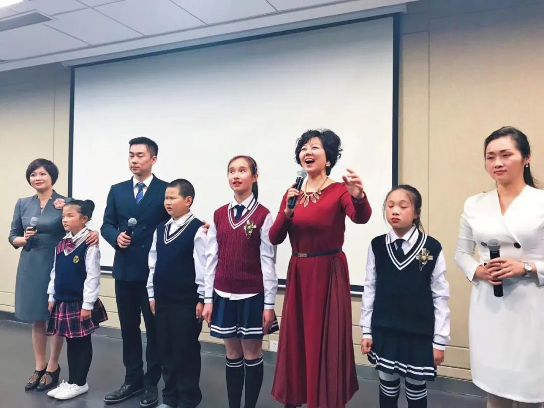寒露帶領(lǐng)成都市特殊教育學(xué)校的孩子們一起朗誦詩歌.jpg
