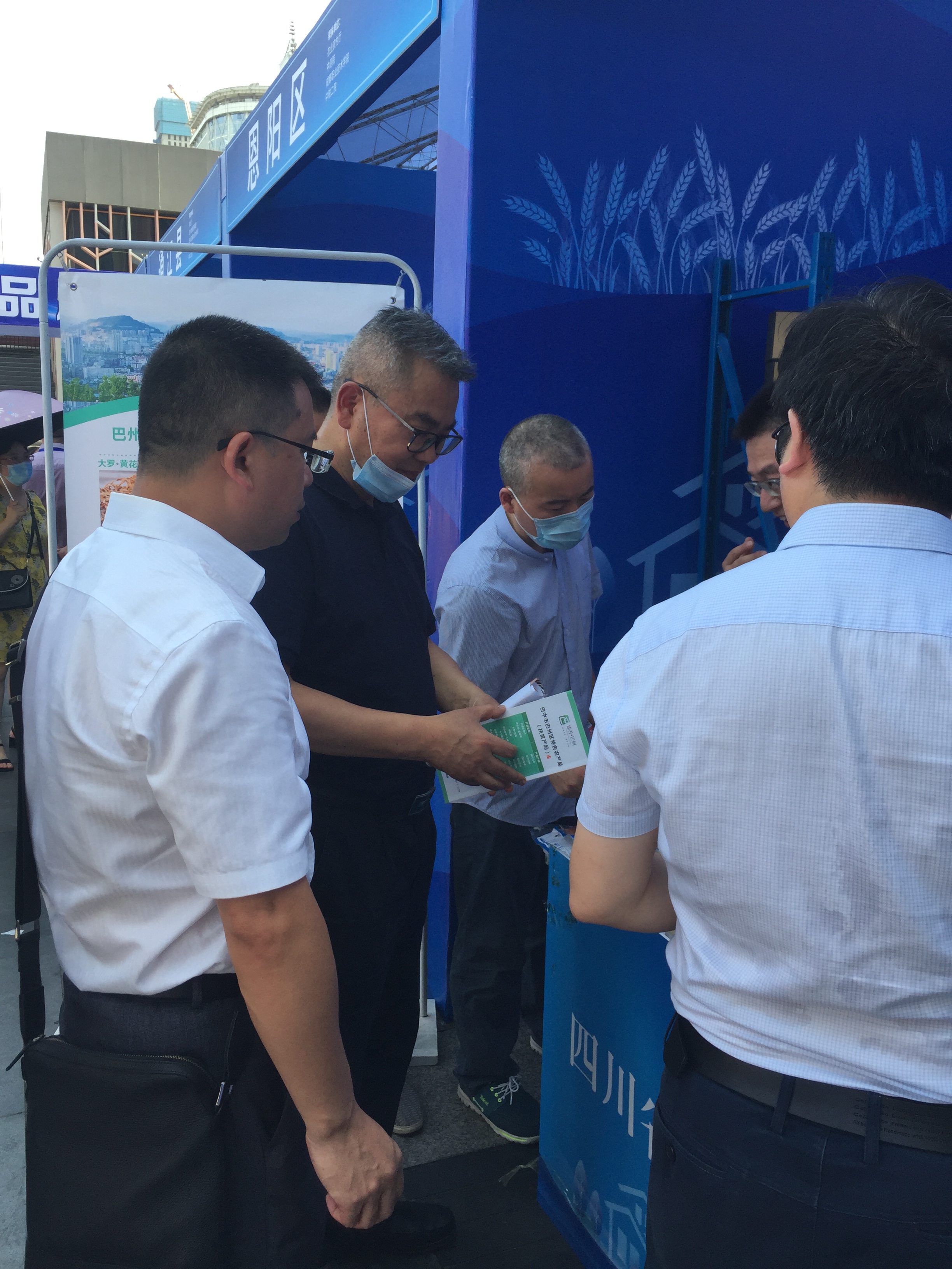 荊小慶秘書長帶隊采購.JPG