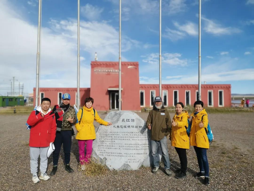 文化總支黨員與楊欣老師在長江源水生態(tài)環(huán)境保護站合影.jpg