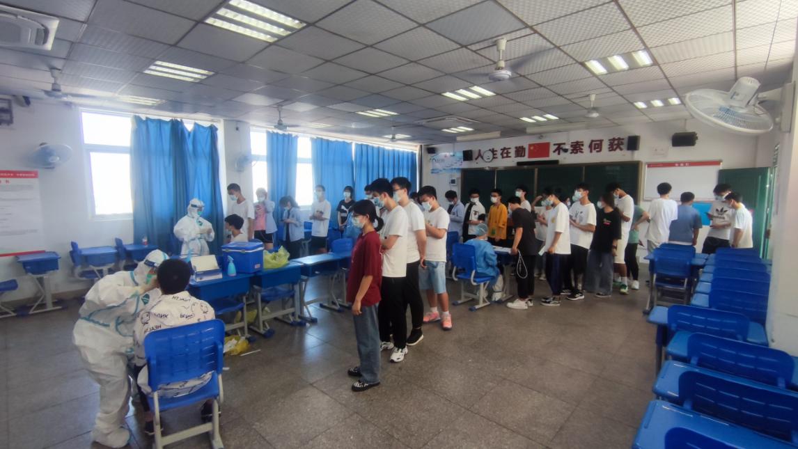 對學生進行核酸采樣.jpg