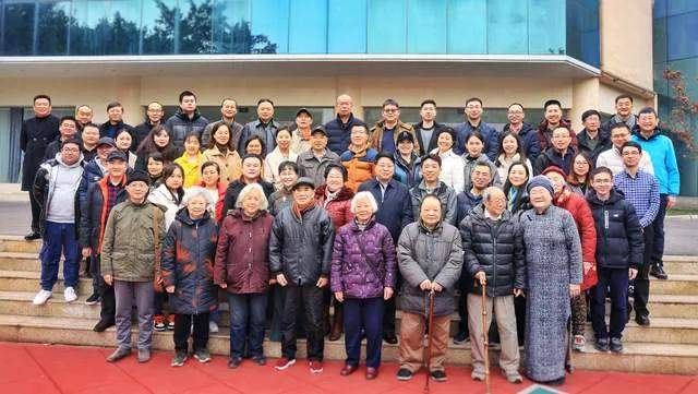 新老黨員齊聚一堂.png